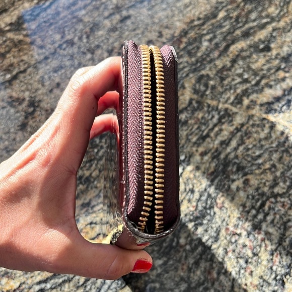 100% Authentic Louis Vuitton Zippy Wallet. Burgundy patent leather - Picture 5 of 10